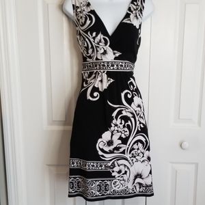 EUC WHBM Black & White Sleeveless V-Neck Dress
